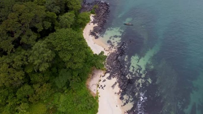 在塞拉利昂的多岩石的Bureh海滩海滩上，海洋的泡沫波浪的空中