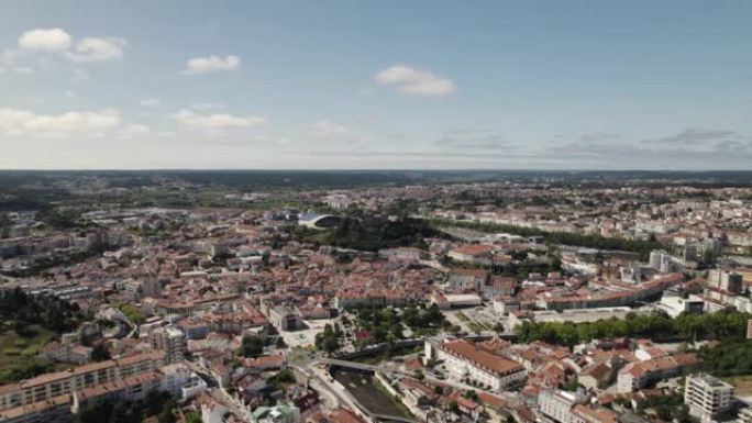 莱里亚 (Leiria) 上方的高角度视图，其城堡位于中心; 葡萄牙