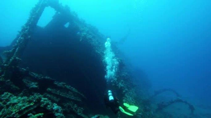 潜水员在水下探索旧沉船，后视图