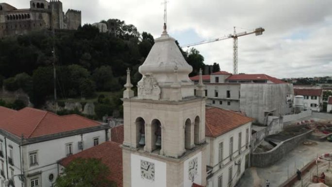 钟楼无人驾驶飞机在莱里亚的葡萄牙教堂关闭，轨道射击