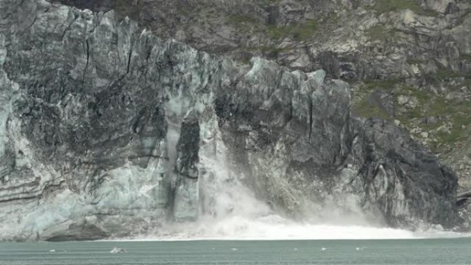 阴天冰川崩落湖的美丽景色