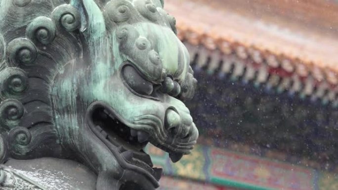 北京紫禁城的青铜狮子特写在雪地里