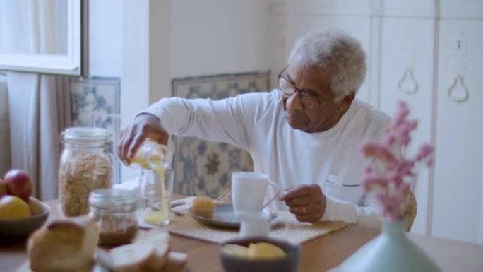 黑人老人在家享用早餐。