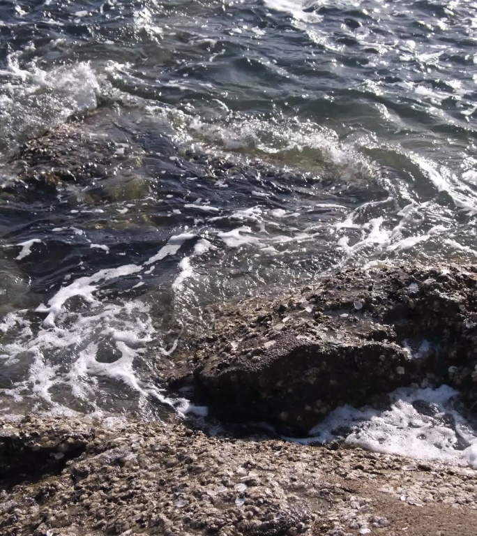 烟台海边 海水拍打岩石