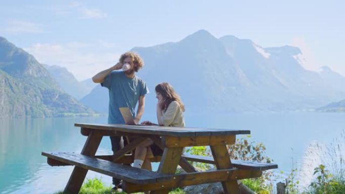 男人和女人一起在湖的背景下进行项目