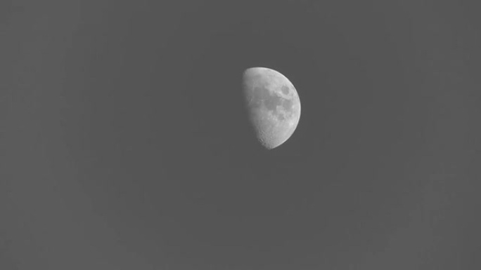 黑白透明发光的月亮，白天天空中的月亮，黑白月亮的电影，