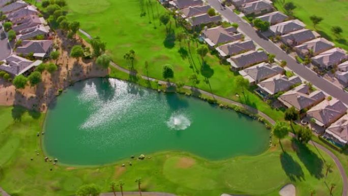 加利福尼亚州棕榈泉高尔夫球场沿线的空中管道房屋