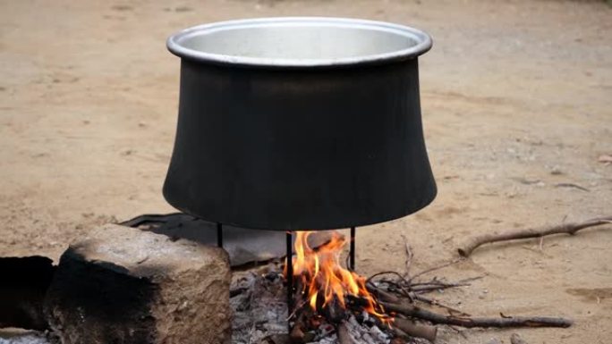 传统方法是在火上的大锅中烹饪。