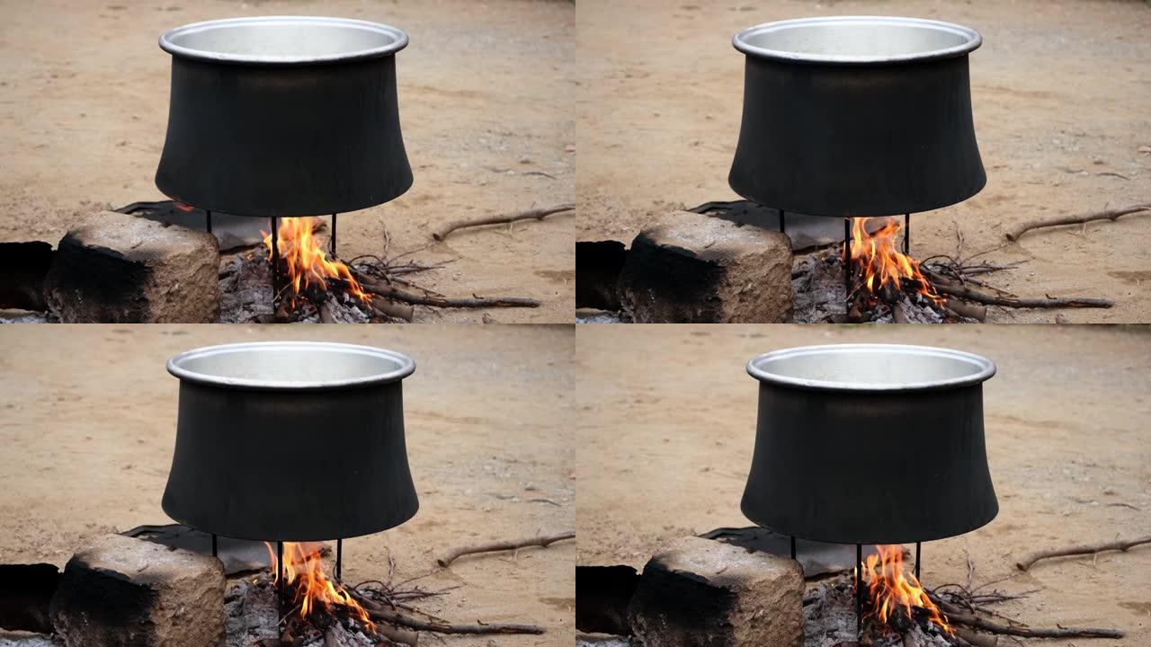传统方法是在火上的大锅中烹饪。