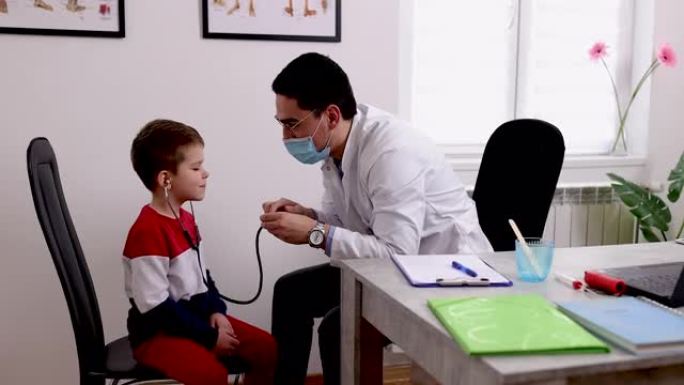 可爱的高加索小男孩来找医生。