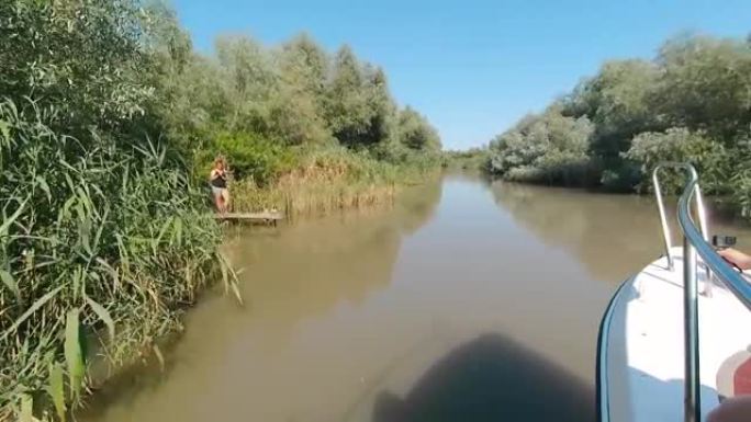 游船沿河漂浮，POV