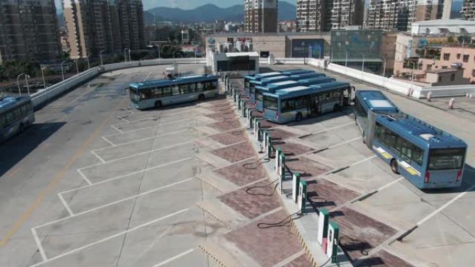 减少排放，新的电动公交车充电站