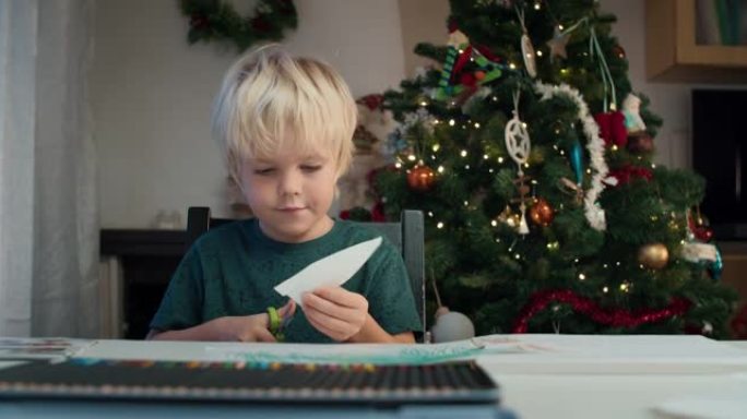 可爱的儿童男孩剪纸手工圣诞礼物用剪刀