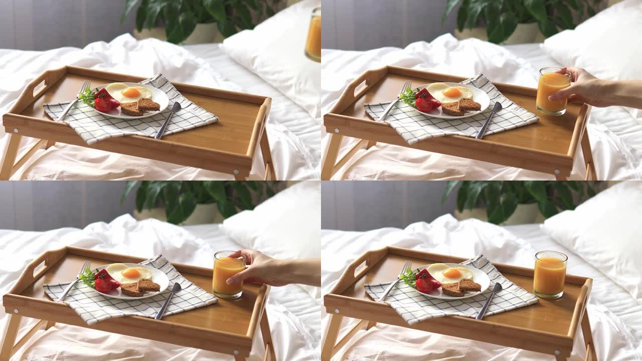 在床上的托盘上吃早餐。早。心形蔬菜煎蛋。