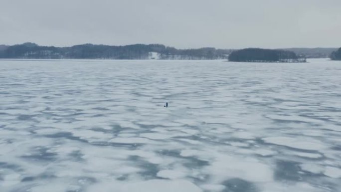 鸟瞰一个冬天在薄冰上行走的人