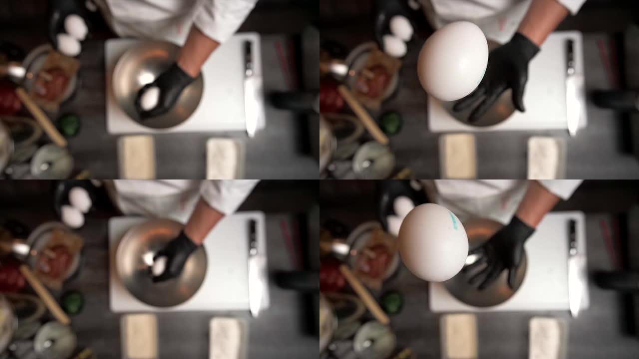 厨师在空中扔鸡蛋