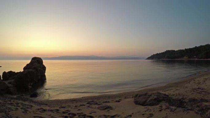 希腊斯基亚索斯岛Agia Eleni海滩的日落