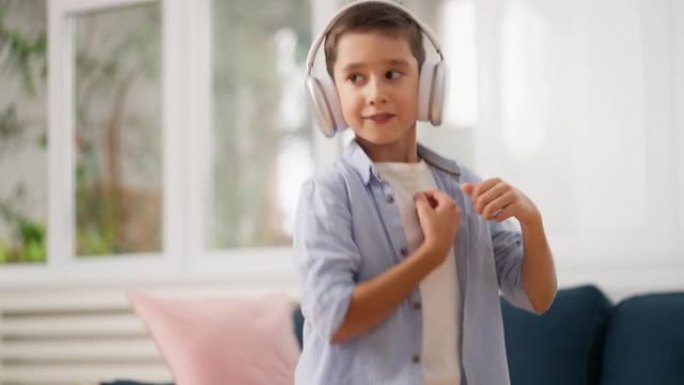活跃的男生在家戴着耳机跳舞，欣赏音乐，玩得开心