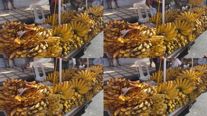 成熟的香蕉被展示，并在镇上的节日期间由边缘小贩在沿街的手推车上出售。