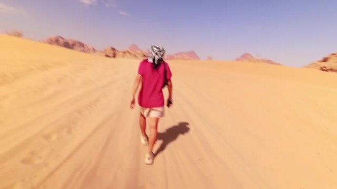 快速运动延时女性游客徒步旅行探索瓦迪朗姆酒沙漠徒步旅行在瓦迪朗姆酒度假。约旦受欢迎的瓦迪朗姆酒沙漠