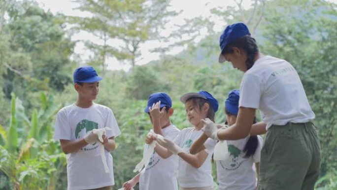 团体志愿者戴手套一起捡垃圾清洁大自然