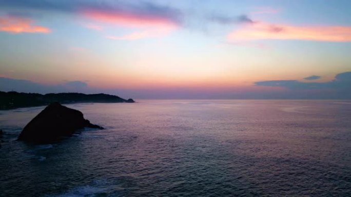 海岸线和太平洋冲浪的空中风景