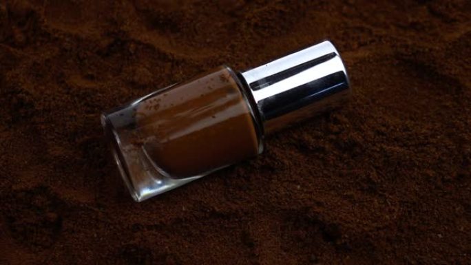 棕色指甲油和咖啡粉，慢动作