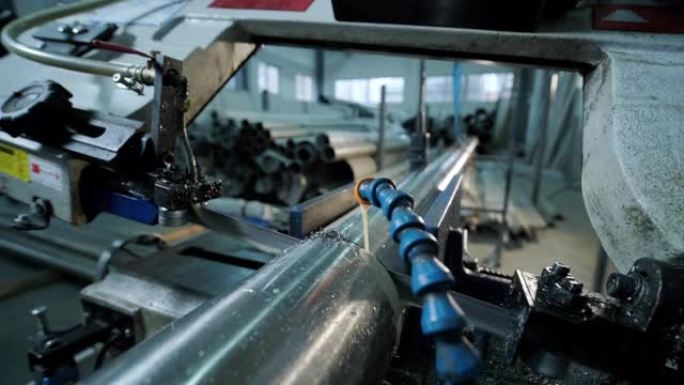 切割不锈钢管，用于工业切割金属不锈钢管和使用冷却液加热的带锯。工业工具。