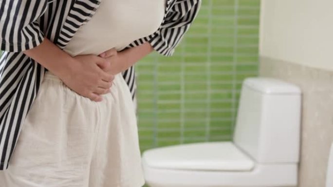 便秘和腹泻在浴室。受伤的女人摸肚子疼。结肠炎症问题，有毒食物，腹痛，腹部，厕所便秘，胃痛，卫生