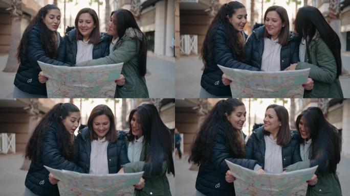 母女俩在街上使用城市地图自信地微笑