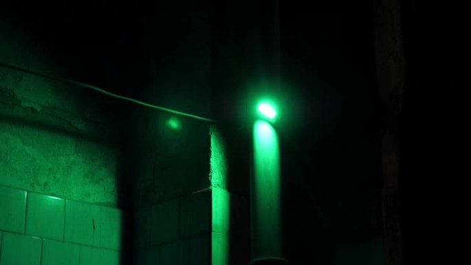 旧建筑中的绿色紫外线灯。