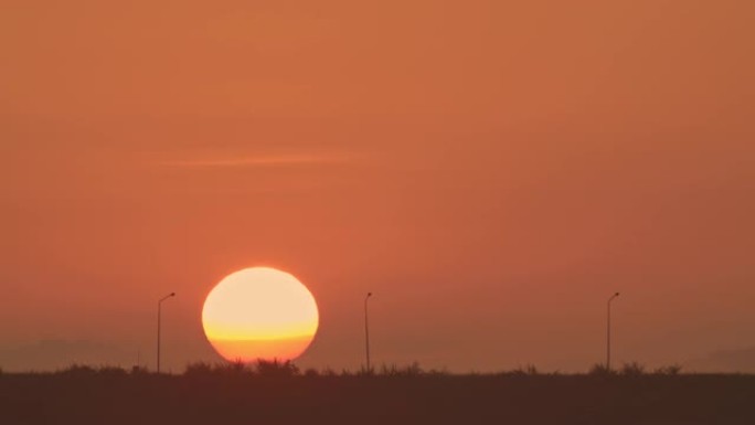 早晨黎明的标志是大太阳从地平线上方逐渐升起。在冬天的早晨，太阳在朦胧或雾蒙蒙的天空中升起。自然景观上