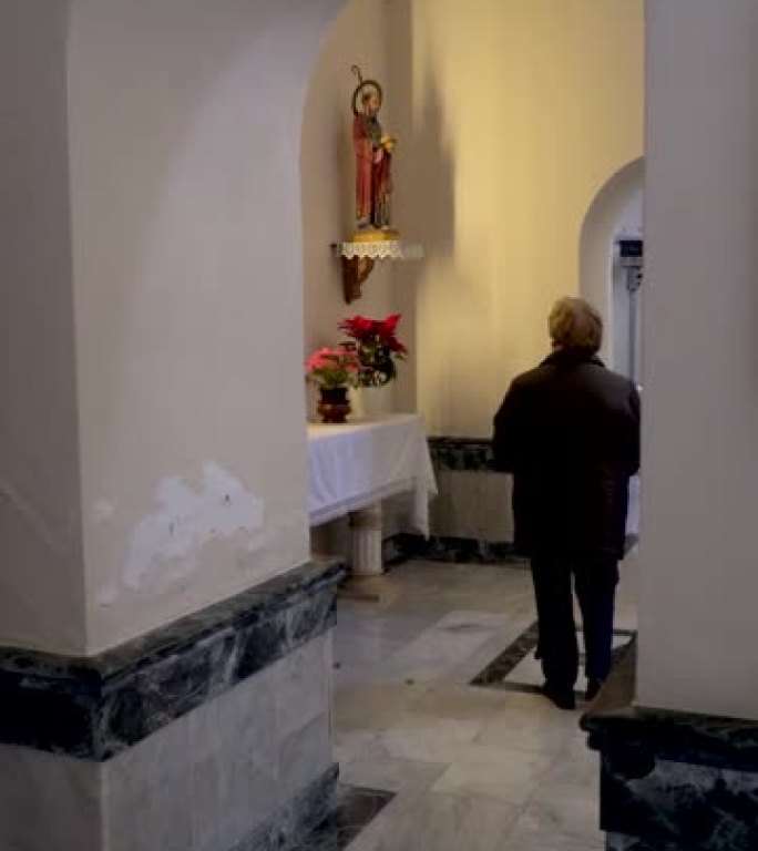 老妇人在教堂里祈祷
