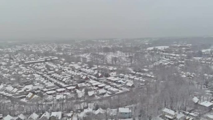 奇妙的冬季风景屋顶房屋在小城雪景后的居民街道上覆盖积雪