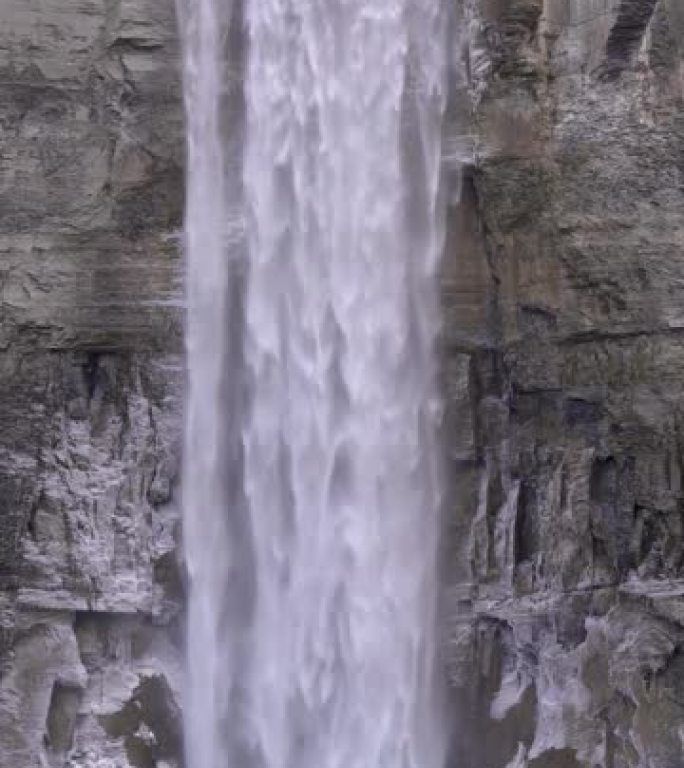 纽约伊萨卡附近的手指湖地区的Taughannock瀑布的深秋垂直格式视频。
