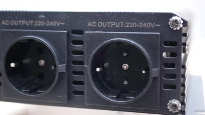 带插座和电源开关的电压转换器前面板。