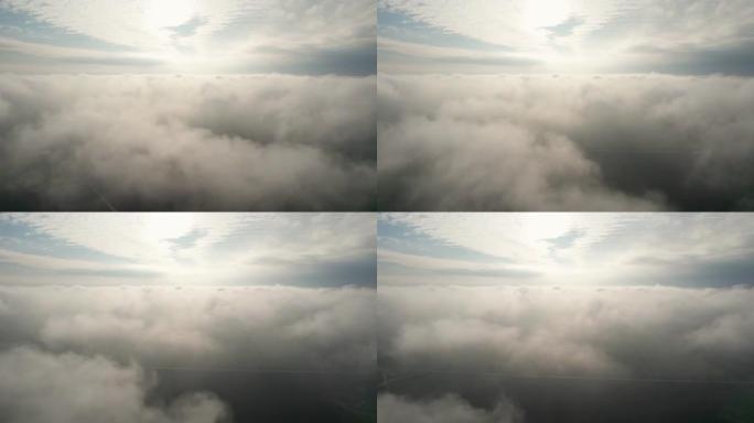 在城市上空的云层中飞行。飞入云层的摄像机视图。进入云层。垂直摄像机运动。版本4。