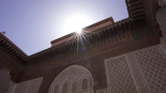 摩洛哥马拉喀什Madrasa Ben Youssef大楼后面明亮的阳光的低角度拍摄