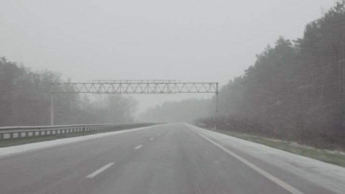 在降雪的高速公路上行驶的生涩视频