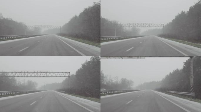 在降雪的高速公路上行驶的生涩视频