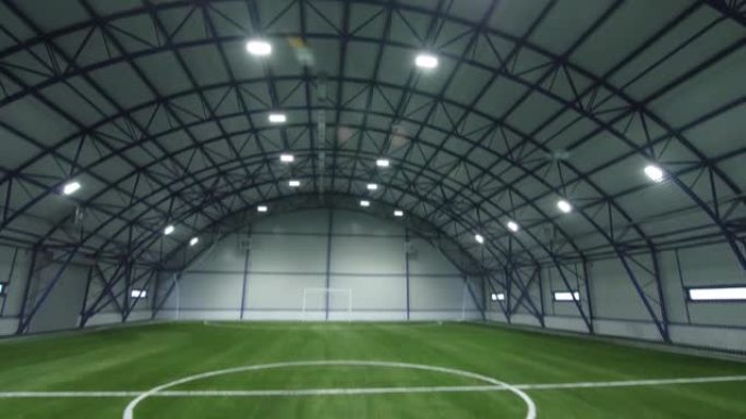 大型室内足球场在机库与半圆形屋顶