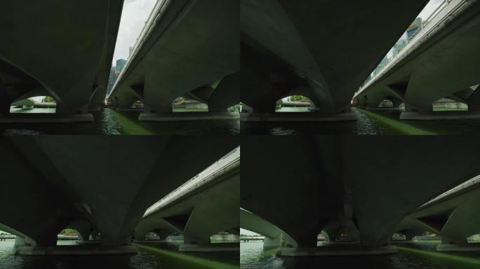 从下面看到的滨海艺术中心大桥，新加坡