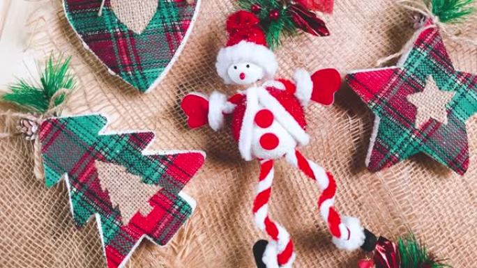 圣诞背景与玩具圣诞老人，新年树，树枝，树枝，和明星。新年装饰品在棕色粗麻布背景上旋转。平躺，俯视图。