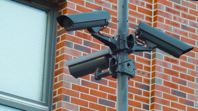 安全摄像头扫描穿过城市街道的人们。
