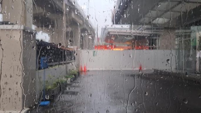 雨滴滴在玻璃上的视频