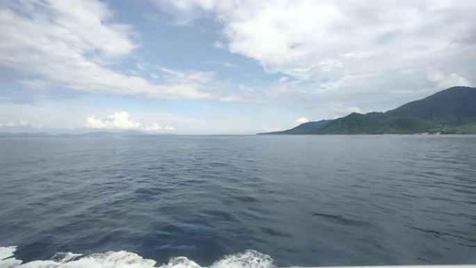 亚齐平静的大海和晴朗的蓝天的游轮步道