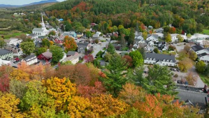 美国新英格兰的斯托佛蒙特州。著名的旅游滑雪小镇。美丽的秋叶。鸟瞰图。