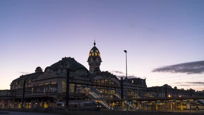 法国利摩日市Benedictin火车站的昼夜时光倒流，由冬天和晴朗的蓝天带云光和夜光