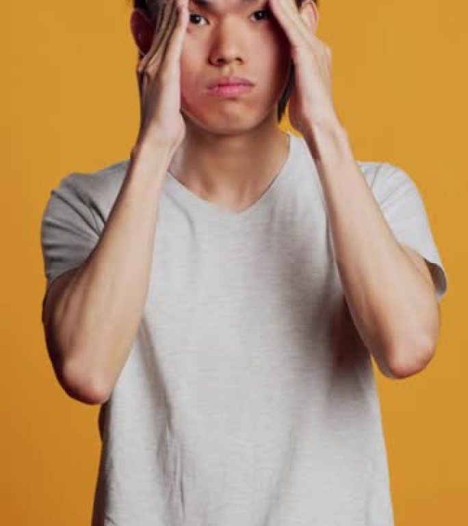 垂直视频: 生病的男性模特处理痛苦的头痛，