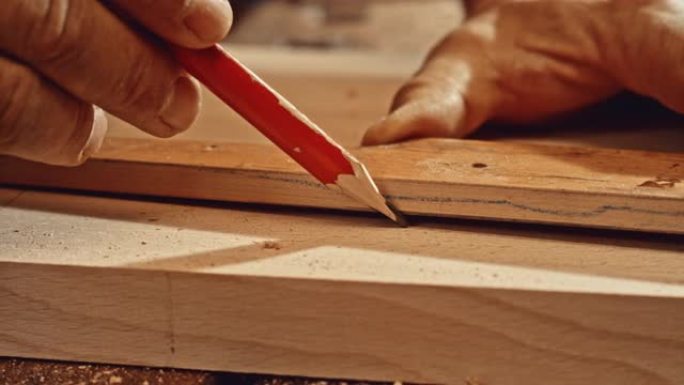 SLO MO DS男性用尺子在木头上画一条直线